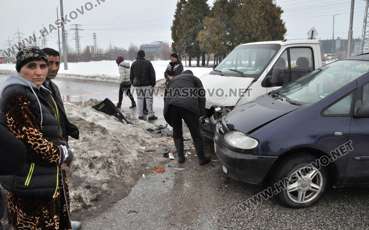 Форд се заби в камион с безалкохолни на пътния възел в Орфей