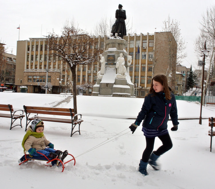 Мъгливо утро в Хасково, през деня пробива слънце, градусите гонят 13 
