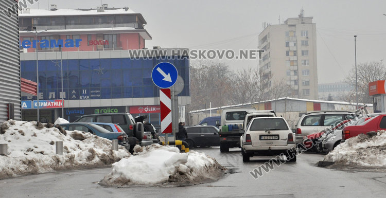 Стълпотворение от коли пред Кауфланд, паркирането мисия невъзможна