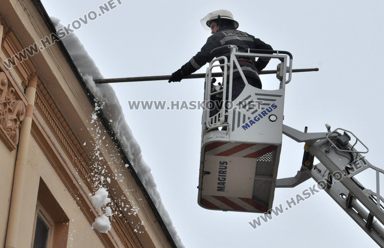 Сняг и лед се срутиха от покрив и потрошиха две коли 