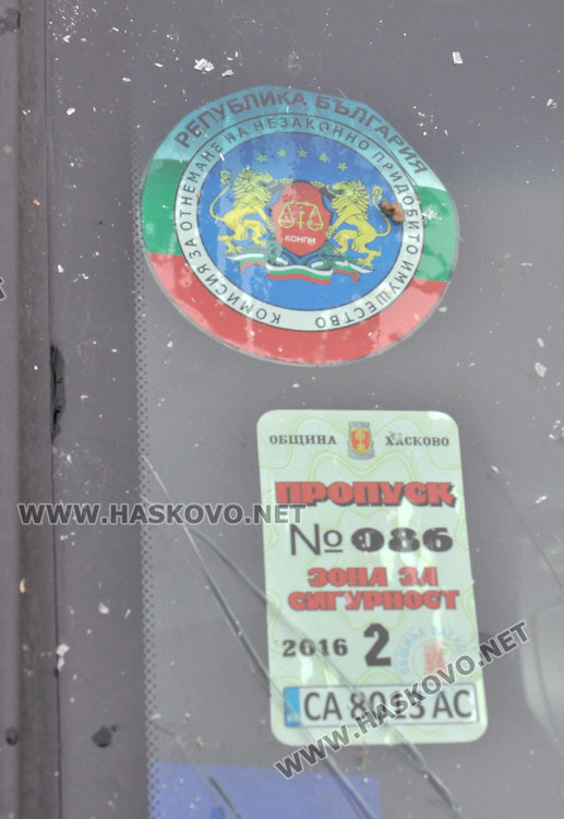 Сняг и лед се срутиха от покрив и потрошиха две коли 