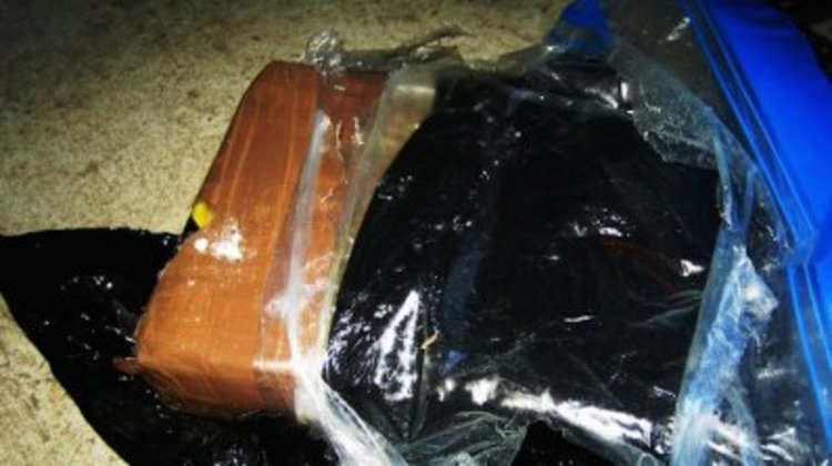 Митничари заловиха 7 кг кокаин в диван на Дунав мост 2