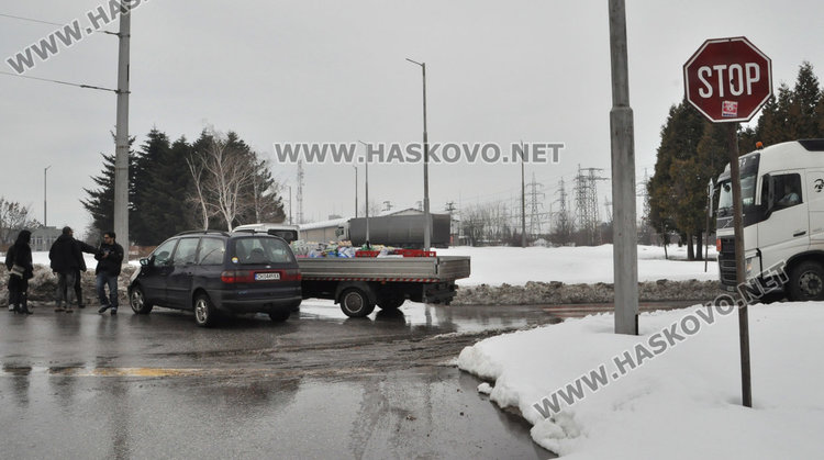 Форд се заби в камион с безалкохолни на пътния възел в Орфей
