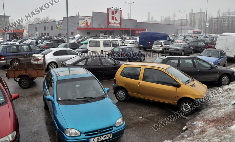 Стълпотворение от коли пред Кауфланд, паркирането мисия невъзможна