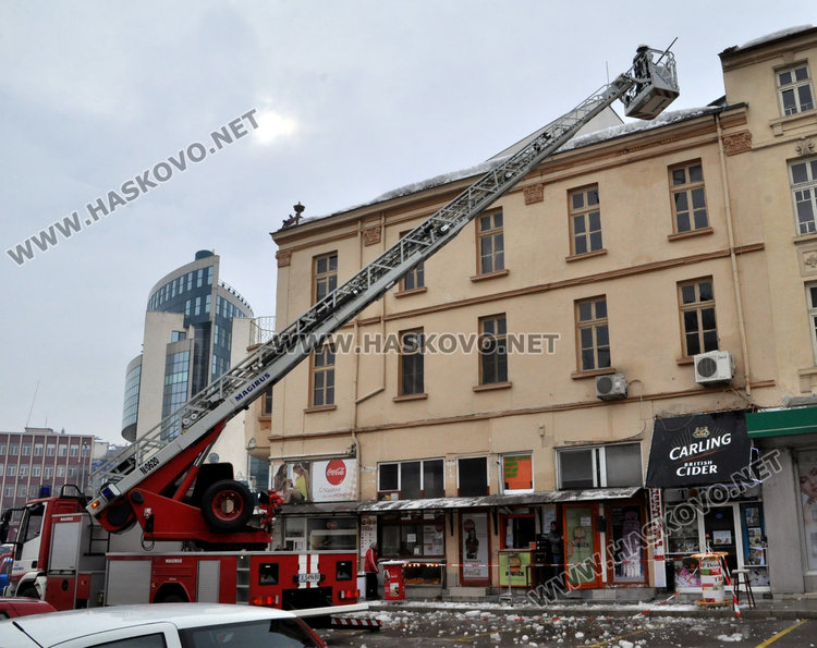 Сняг и лед се срутиха от покрив и потрошиха две коли 