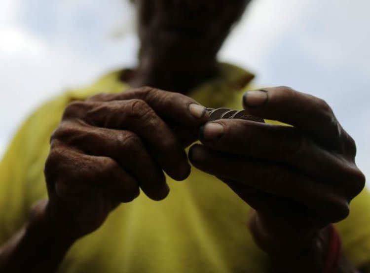 Всеки трети българин живее в тежки материални лишения