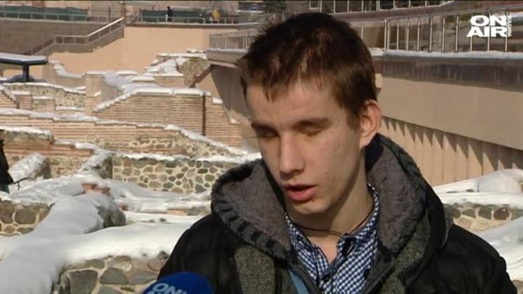 Незрящ младеж търси работа чрез Фейсбук