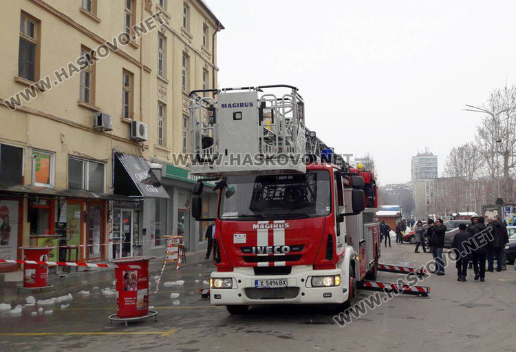 Сняг и лед се срутиха от покрив и потрошиха две коли 