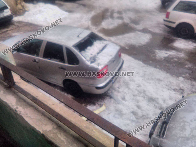 Лавина падна от покрив на блок и счупи кола и джип в Хасково