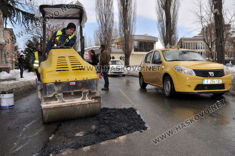 Само след седмица запълнените дупки по бул. “България“ зейнаха отново