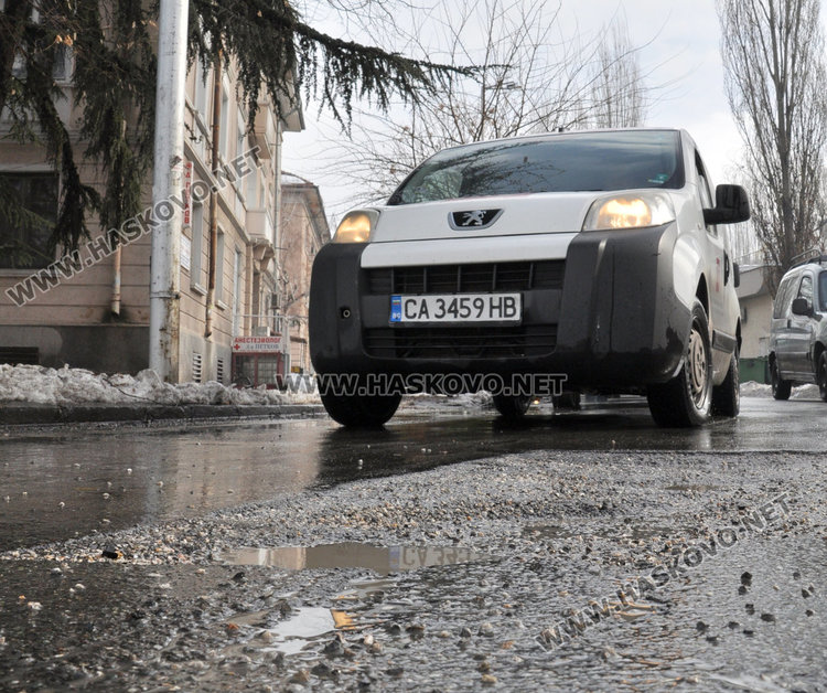 Само след седмица запълнените дупки по бул. “България“ зейнаха отново