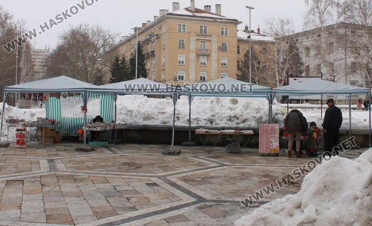 Първите сергии с мартеници на площад "Поезия" в Димитровград вече посрещат клиенти