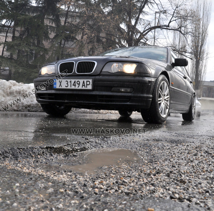 Само след седмица запълнените дупки по бул. “България“ зейнаха отново