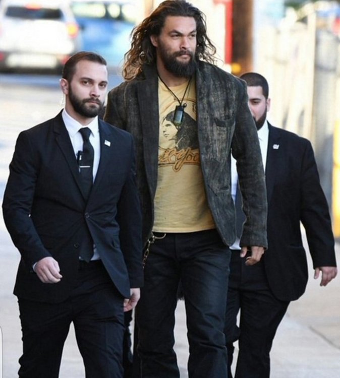 Актьорът, който сякаш пази собствените си телохранители 