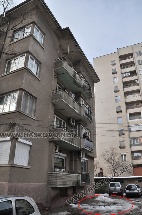 Лавина падна от покрив на блок и счупи кола и джип в Хасково