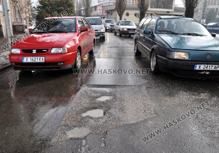 Само след седмица запълнените дупки по бул. “България“ зейнаха отново