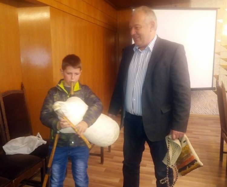 11 годишият Максим Кисьов получи гайда като дар от кмета, с нея мечтае да обиколи света