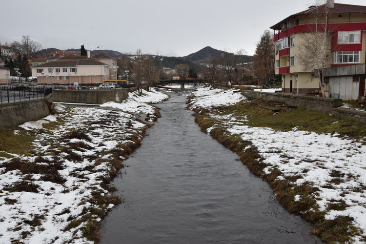 Река Ардинска тече черна през Ардино