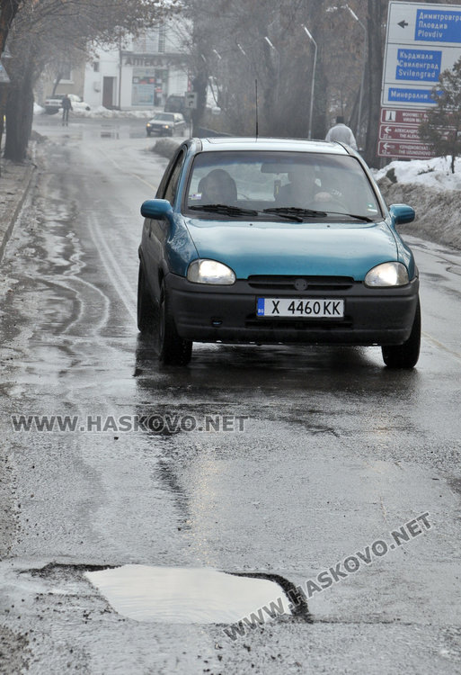 Само след седмица запълнените дупки по бул. “България“ зейнаха отново