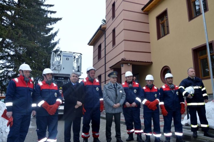 Доброволци „спасиха“ пострадали от сградата на Община Черноочене