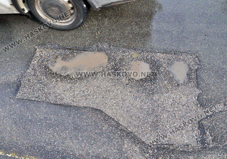 Само след седмица запълнените дупки по бул. “България“ зейнаха отново