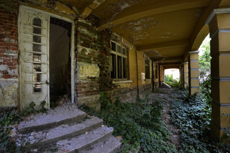 Половината храмове в България са руини