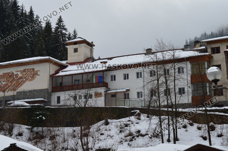 Двете момчета са настанени в сградата на местното училище, където на целодневна грижа живеят и деца от социално слаби семейства и без родители