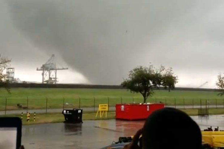 Огромно торнадо вилня в най-големия комплекс на НАСА (видео)