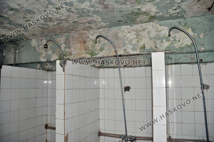 Треньори по борба отводняват посред нощ зала „Младост“