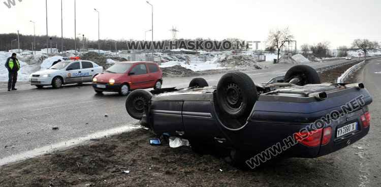 Шофьор се обърна с Мepцедес по пътя от Димитровград към Хасково