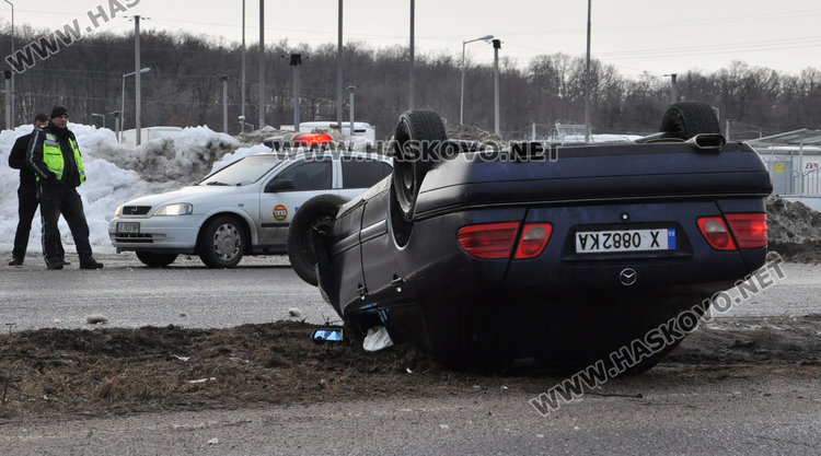 Шофьор се обърна с Мepцедес по пътя от Димитровград към Хасково
