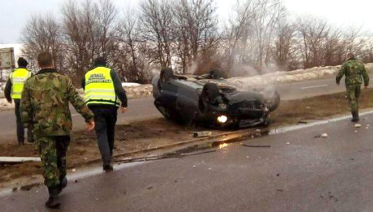 Военни извадили шофьора от обърнатия по таван и омачкан Мерцедес