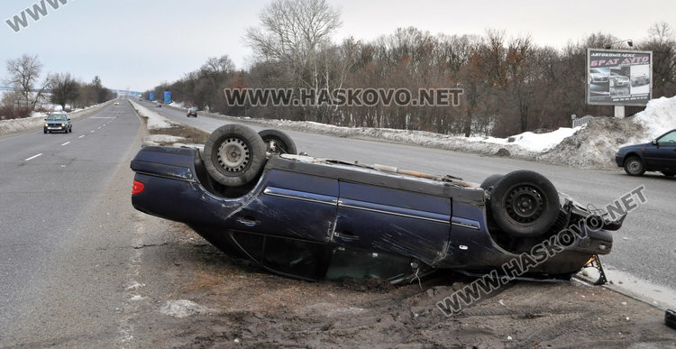 Шофьор се обърна с Мepцедес по пътя от Димитровград към Хасково