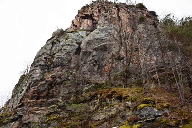 Опасни скали на пътя от Ардино за Смолян