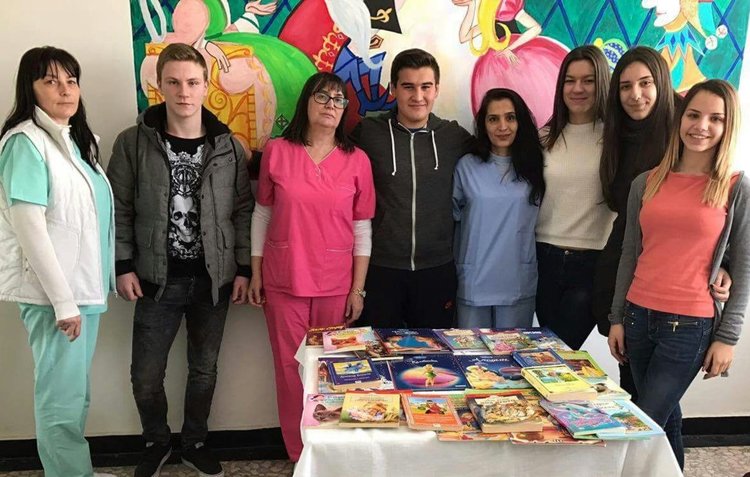 Доброта и съпричастност: Ученици от Езиковата дариха болни деца 