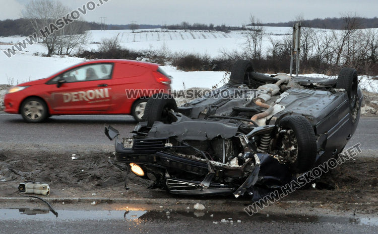 Шофьор се обърна с Мepцедес по пътя от Димитровград към Хасково