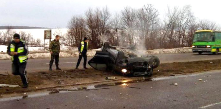 Военни извадили шофьора от обърнатия по таван и омачкан Мерцедес