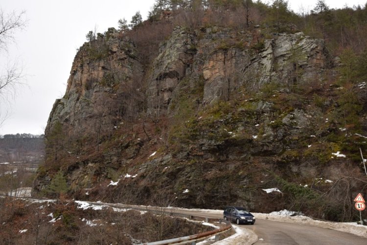 Опасни скали на пътя от Ардино за Смолян