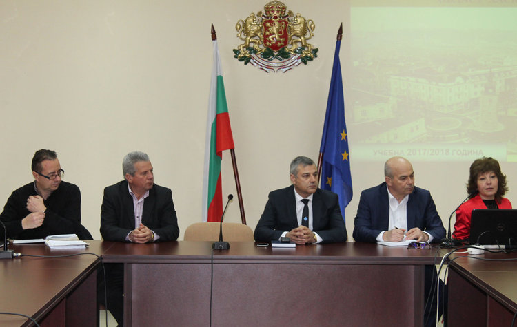 Въвеждат обучение след работа в гимназия, в Баните ще учат за хотелиери