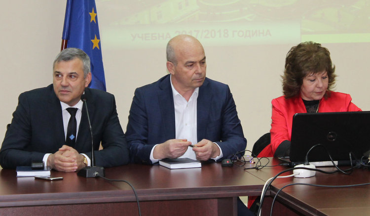 Въвеждат обучение след работа в гимназия, в Баните ще учат за хотелиери