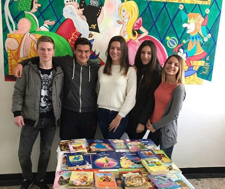 Доброта и съпричастност: Ученици от Езиковата дариха болни деца 