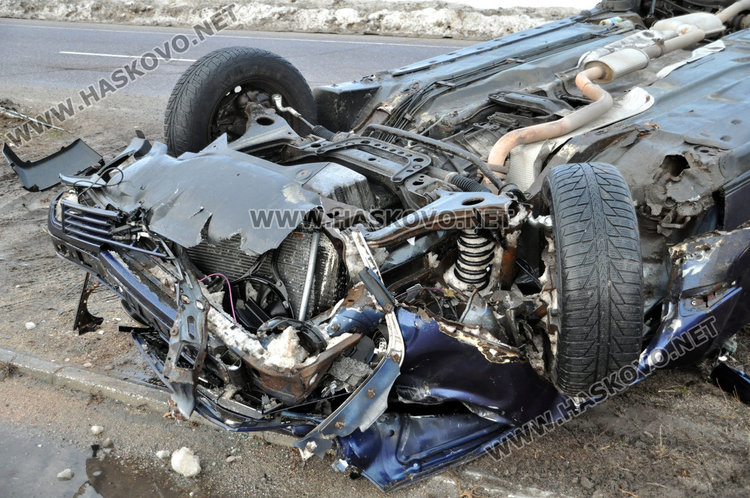 Шофьор се обърна с Мepцедес по пътя от Димитровград към Хасково