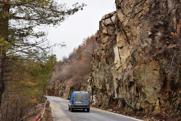 Опасни скали на пътя от Ардино за Смолян