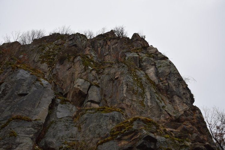 Опасни скали на пътя от Ардино за Смолян