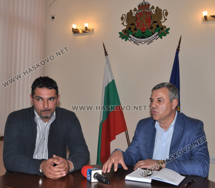 Предс. на РИК-Хасково Георги Димитров/вляво / и областният управител Минко Ангелов