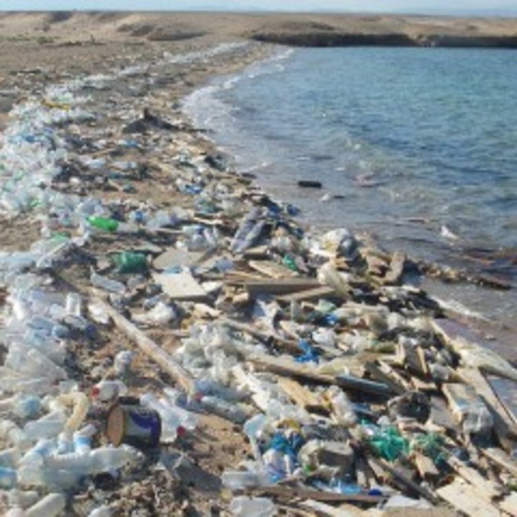 Десеткилометров остров от смет се носи в морето край Тайланд