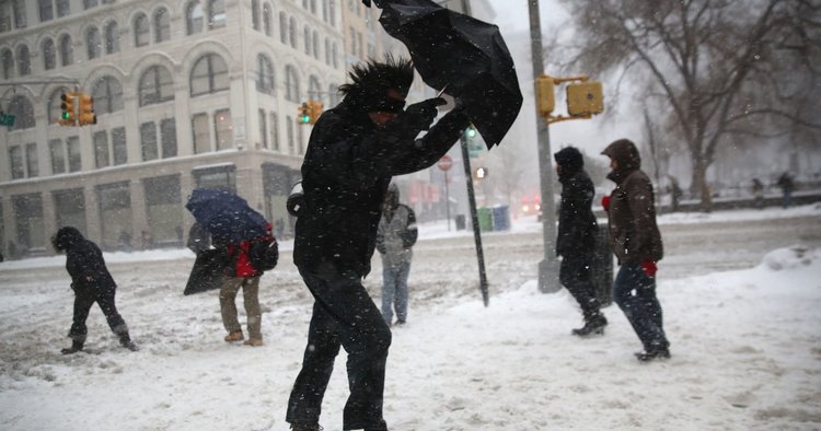 Снежна буря затвори Ню Йорк (видео)