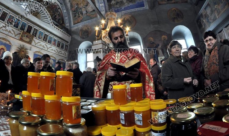 С мед и курбан почетоха Св.Харалампий в село Черногорово