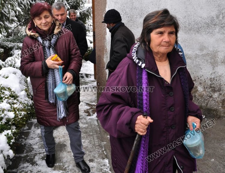 Отец Георги освети над 100 буркана мед, които бяха раздадени на миряните