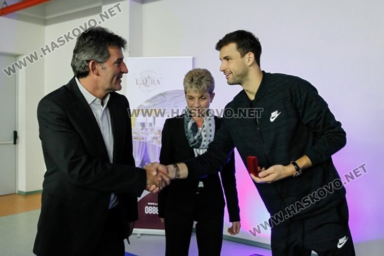  Гришо с отличие за специални заслуги от спортното министерство